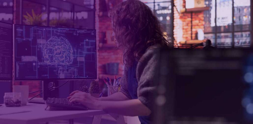 Equipe de trabalho usando tecnologia e Inteligência Artificial para automatizar processos e melhorar a produtividade com Pipefy.